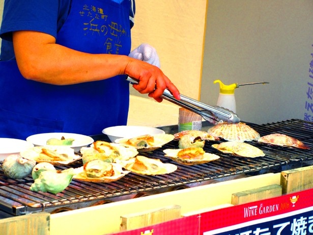 焼きホタテなどのおいしい魚貝をはじめ、新鮮野菜や肉など、北海道ならではの味覚がズラリ