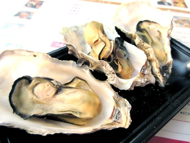 1粒の中に旨味が詰まった厚岸産のカキは白ワインに合わせたい
