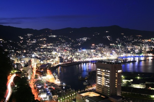 熱海城から見た夜景。山に沿った建物や海沿いなどによる高低差がある夜景は日本でも珍しいのだとか
