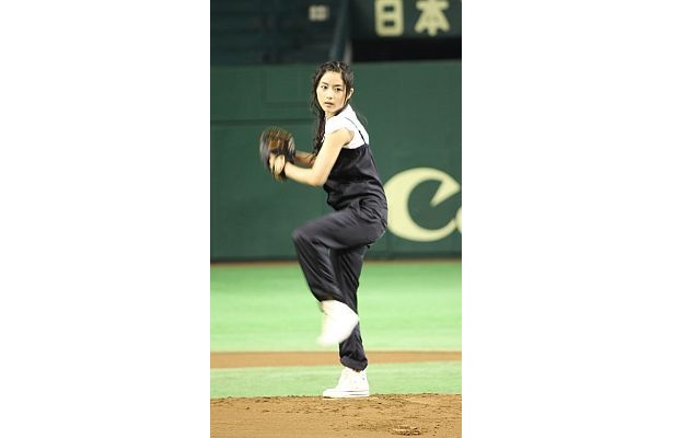 躍動感あふれる投法で…