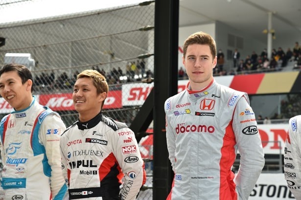 【写真を見る】GP2 2015年シリーズの王者、ストフェル・バンドーン(写真右)