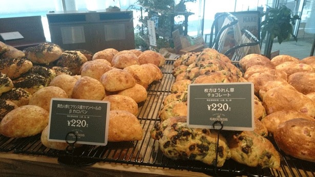 「枚方ほうれん草チョコレート」(220円)など、ユニークな組み合わせのパンもラインアップ