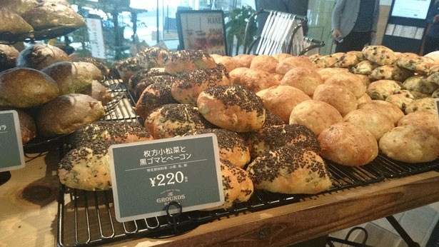「枚方小松菜と黒ゴマとベーコン」(220円)など、地元の旬な素材を使ったパンも楽しめる