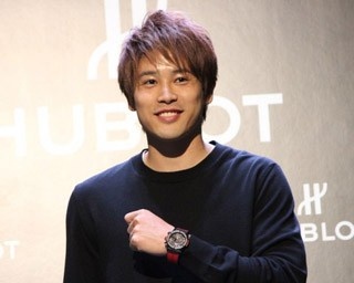 内田篤人「日本人として手助けしたい」、“特別な時計”で熊本支援