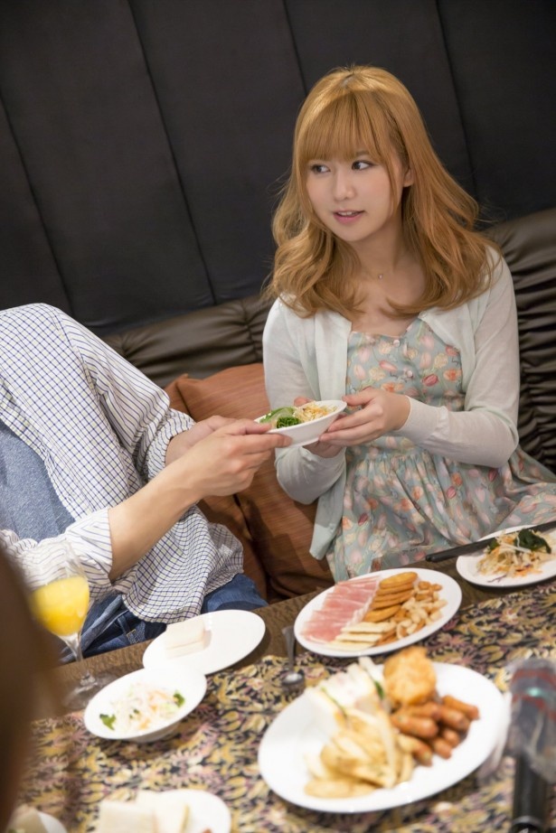 食べ物を取り分ける“THE女子”なす～めろも登場！