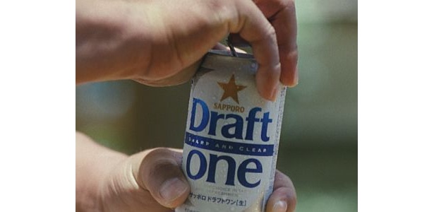 プシュッと缶を開ける清原さん