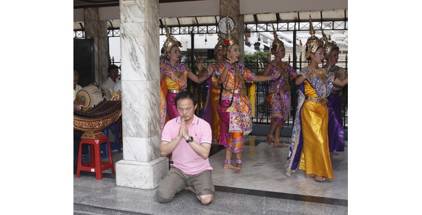 エラワンプーム。バラモン教の天地創造の神「ブラフマー」を祀る。タイ舞踊は有料で踊り子の人数で金額が変わる（2人・260B〜）