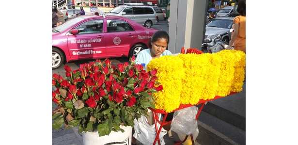 プーム（祠）をはじめ、お祈りができるスポットの周辺には、花や線香などを売る店が出ている