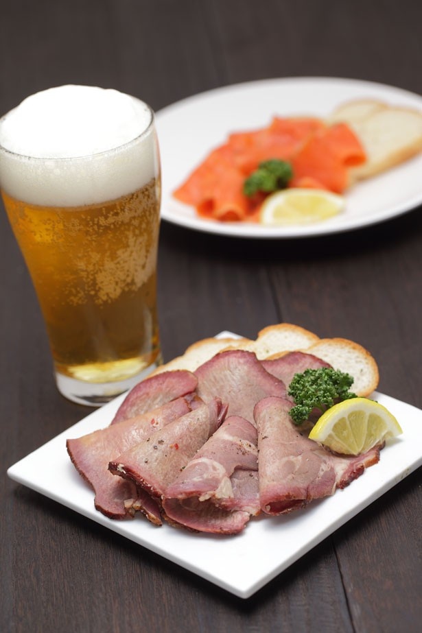 しっとりとしたやさしい味わいの「スモーク牛タン」(単品600円)