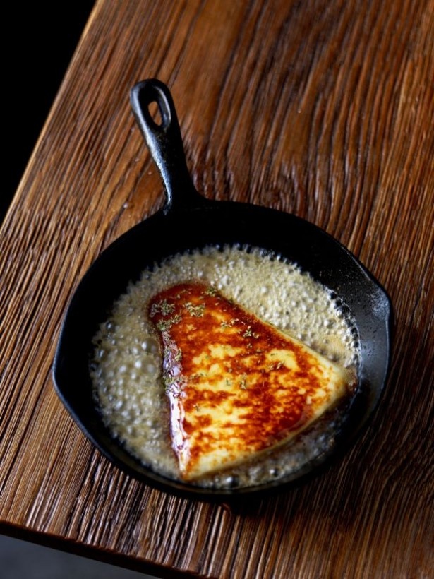 アポロでしか食べられないケファログラヴィエラというチーズを焼いた「サガナキチーズ」(1800円)