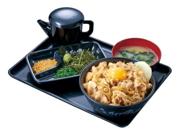 【写真を見る】冷たい特製ダシと薬味で味の変化が楽しめる新感覚のすた丼