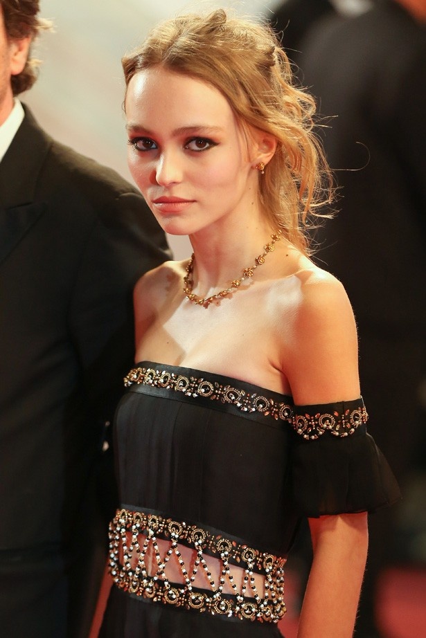 3位は16歳のリリー・ローズ・デップの黒いシャネルのドレス