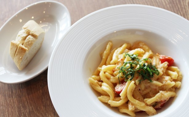 ランチタイムには、ドイツ風生パスタ「シュペッツレ」のメニューも販売。写真は「ズワイ蟹のクリームシュペッツレ」(1500円)