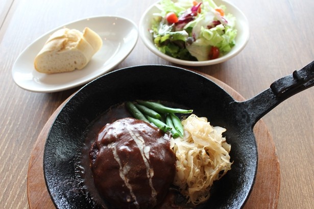 ランチメニューの「特製ハンブルグステーキ」(1200円)。ソースはデミグラス、和風、トマトから選べる