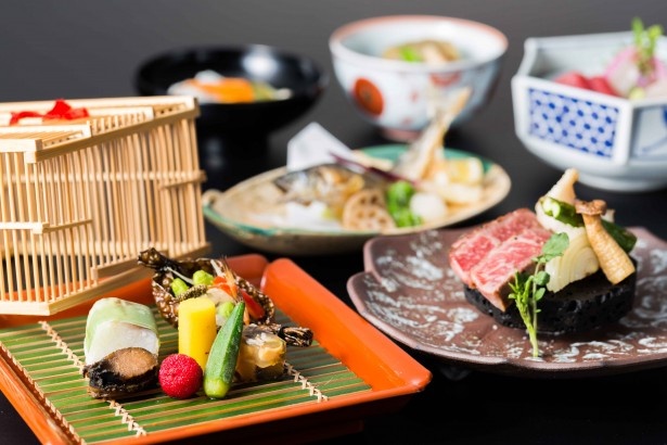 料理にも器にも趣向を凝らした料亭「淀川」の「藤黄（とうおう）」