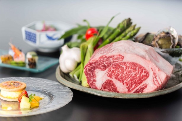 目の前の鉄板で肉を焼く鉄板焼き「あみじま」。見た目だけでなく、香りや音でも料理を楽しめる