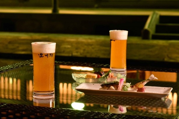 冷たい生ビールで大人の夕涼みができる「ほたるビアテラス」。浴衣姿の女性がもてなしてくれる