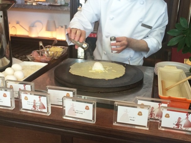 卵にチーズが入った食事系のクレープ。もちろん甘いスイーツクレープも用意されている