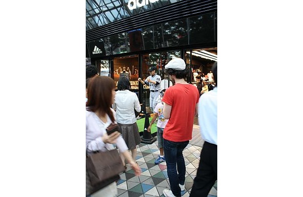 携帯カメラで撮影する人が群がります