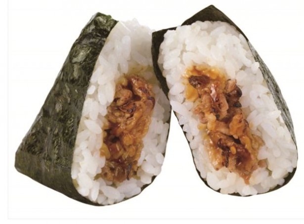 【写真を見る】甘辛いタレと合わせたおむすび「手巻 炙り焼 牛カルビ」(138円)