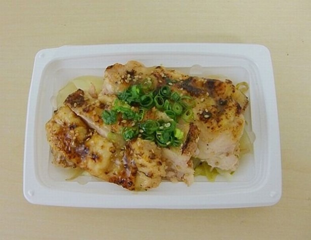 鶏モモ肉をさっぱり仕上げた惣菜「炙り焼 ネギ塩チキン」(398円)