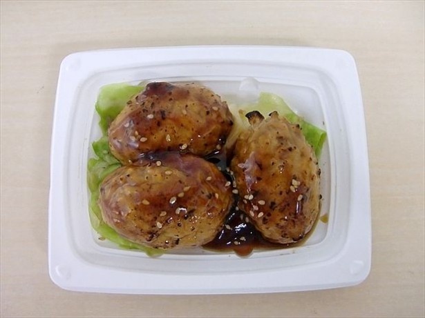 コリコリ食感！惣菜「炙り焼軟骨入りつくね」(320円)
