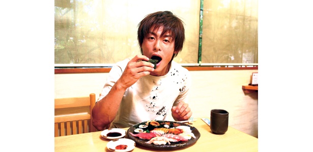 杉山さんオススメの「鮨暁」にて。「海ブドウの養殖に成功した養殖場で働いていたのですが、その海ブドウがココで食べられます」と杉山さん