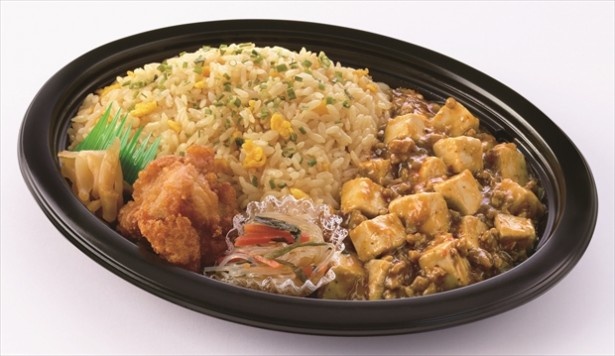 【写真を見る】旨みのあるチャーハンと麻婆豆腐が一緒に！「チャーハン＆麻婆豆腐プレート」(498円)