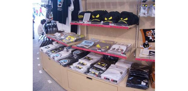 Tシャツもサイズ豊富。たとえばM￥1890。一枚記念にかが？