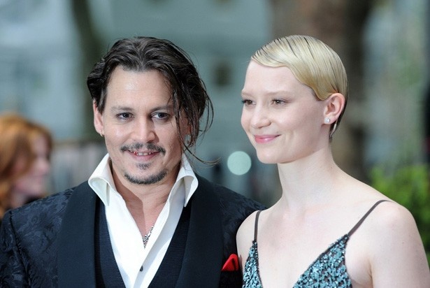 【写真を見る】マッドハッター役のジョニー・デップと前作に引き続き共演