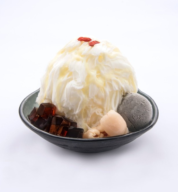 杏仁のほんのりとした甘さが特徴の「杏仁かき氷」(1200円)は、日本限定メニュー