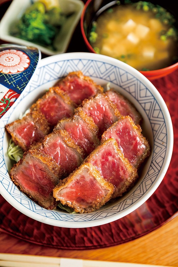 ジューシーなモモ肉がたまらない「牛カツ丼」(京都・豆萬味 祇園)