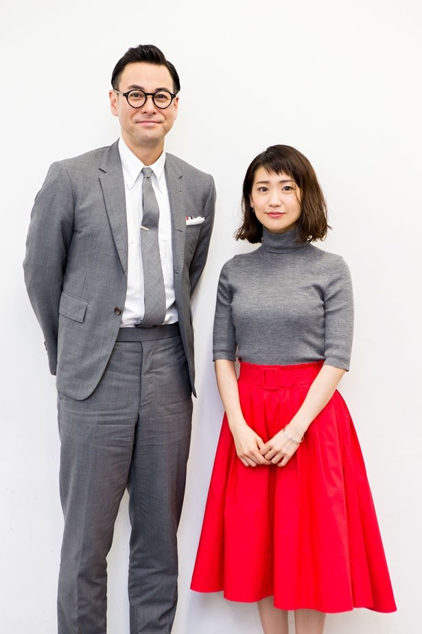 舞台出演者の鈴木浩介(写真左)と大島優子の2人が来阪し、記者会見が行われた