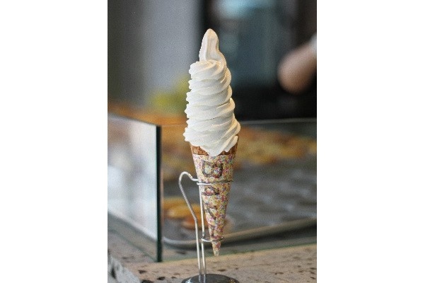 【写真を見る】6巻半のボリュームと、口溶けのよさが魅力の「極上牛乳ソフト」(450円)