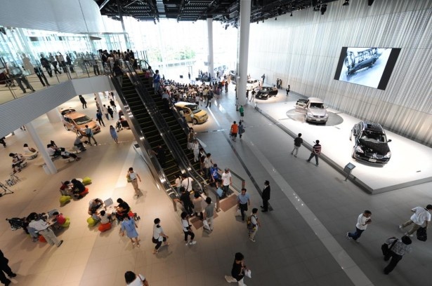 【写真を見る】広いスペースに数多くの車両を展示する日産グローバル本社ギャラリー