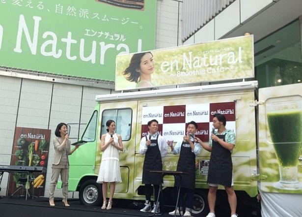 「en Natural Smoothie cafe」は銀座ソニースクエアにオープン！屋外イベントスペースにキッチンカーが設置されている
