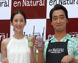 モデル高垣麗子が期間限定スムージーカフェをアピール！