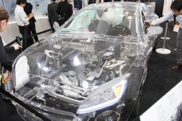 ドイツZFは、同社のモーターやミッションを「透明な自動車」で展示