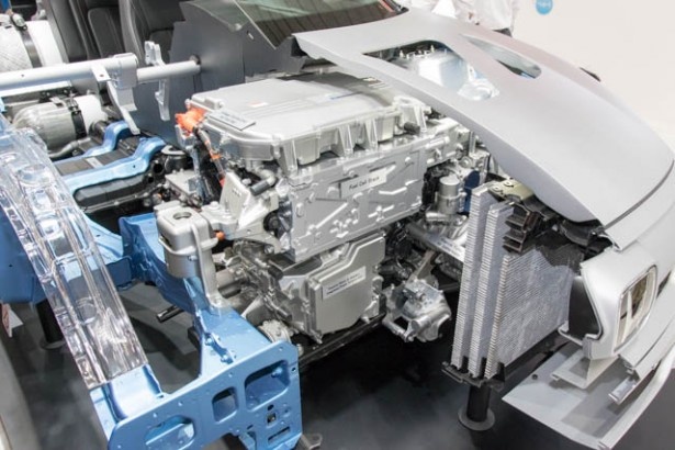 【写真を見る】ホンダは新型燃料電池車(FCV)「CLARITY FUEL CELL」(766万円)のカットモデルを展示
