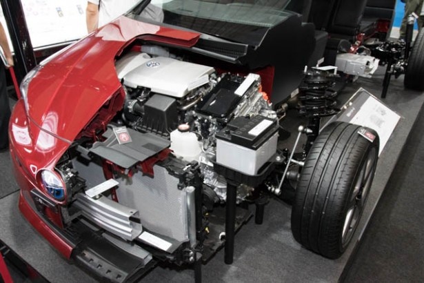 トヨタは新型プリウスのカットモデルを展示