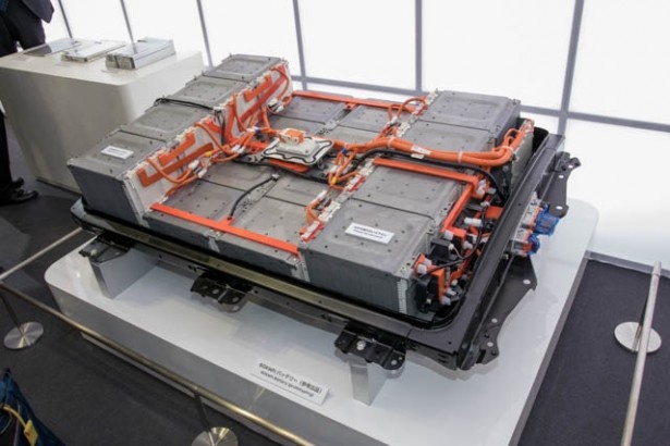 日産は現在開発中の60kW/hのバッテリーを展示