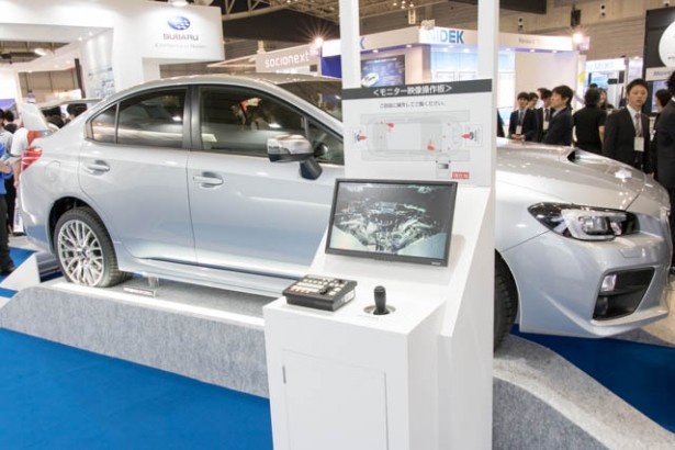 富士重工業は、展示車の下にカメラを設置。カメラを動かし好きな場所を閲覧できる