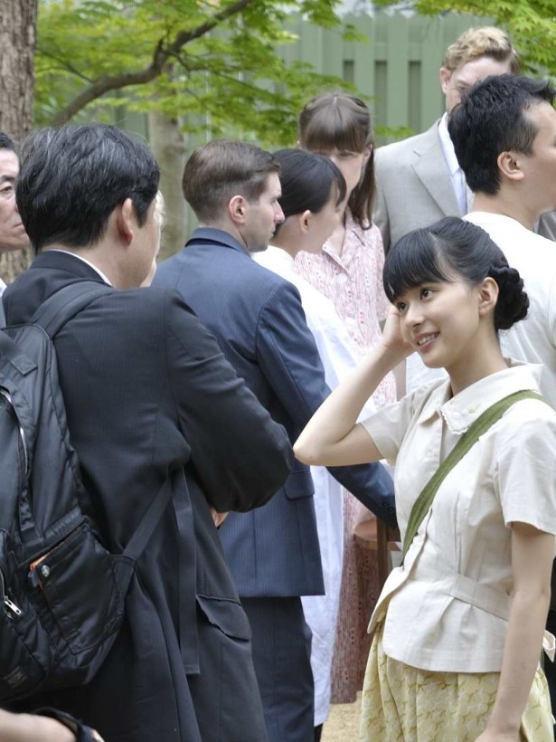 三鬼一希チーフ・プロデューサーと話す芳根京子（右）。真摯な瞳に意欲があふれている