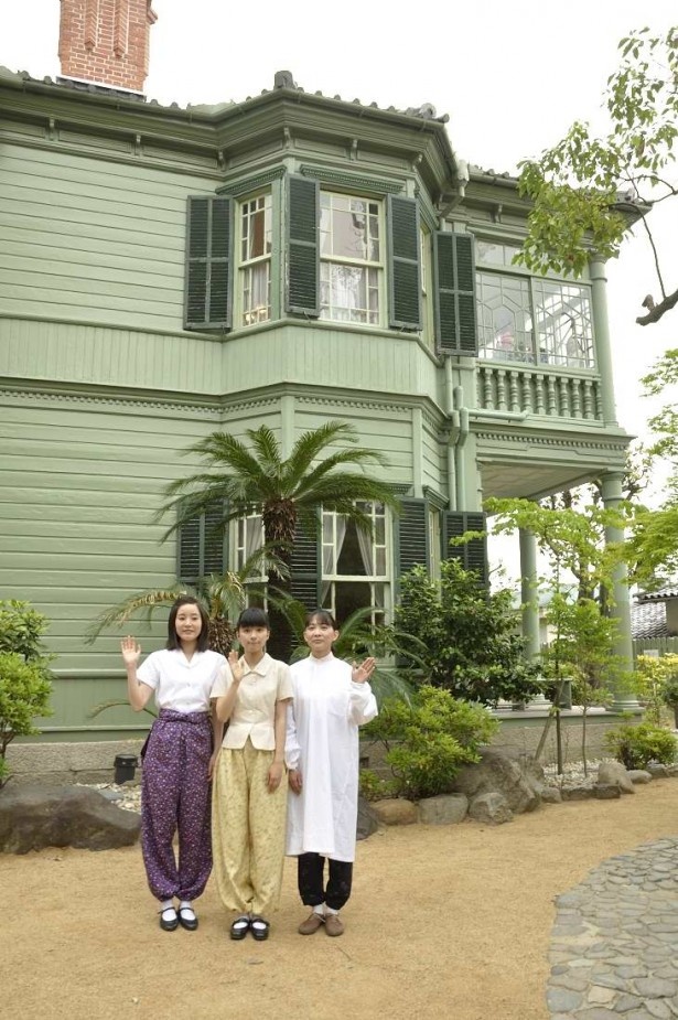 時代背景を反映し、坂東家の着物をリメイクしたという設定のもんぺをはいて撮影。「意外と動きやすいんですよ」と連佛がいえば、「でもお手洗いの時が不便」と谷村