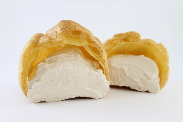 香ばしく焼き上げたシュー皮が特徴の「白い珈琲シュー」(108円)