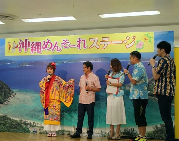 【写真を見る】沖縄民族衣装を着用した鈴木奈々