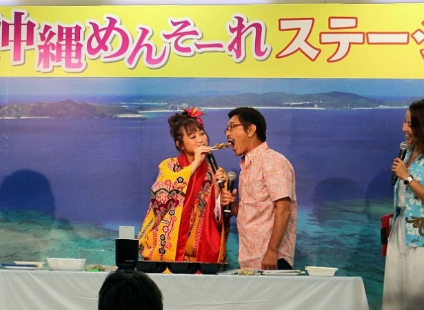 もずくのてんぷらを「あ～ん！」