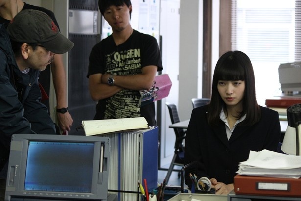 監督からの指示を真剣に聞く小松