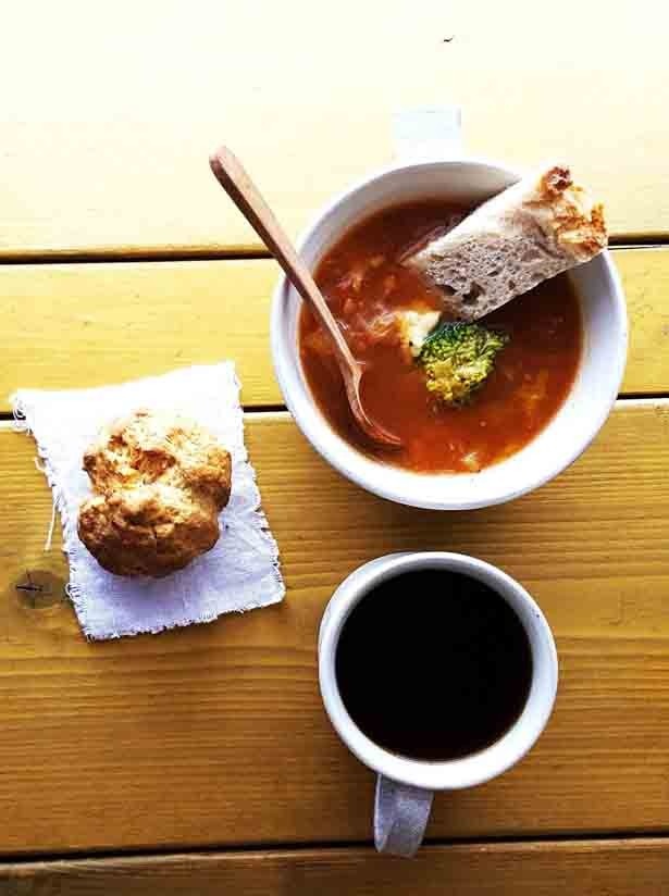 池田町のおしゃれカフェ「Cafe＆Life akao」では、同店で人気の具だくさんスープが付いた「スープとスコーンのセット」や「オリジナルコーヒー」を提供
