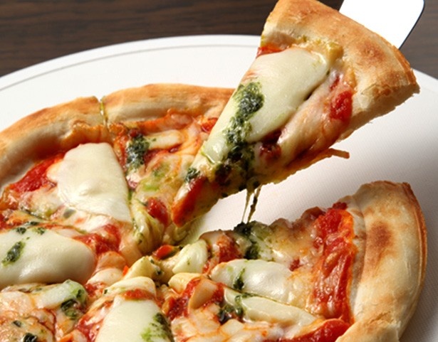 「チーズ工房 NEEDS」からは、100年の歴史を持つ新田牧場のチーズたっぷりのオリジナルピッツァ「チーズ屋さんのピザ」や「芽室産ポテトのチーズソースがけ」が登場